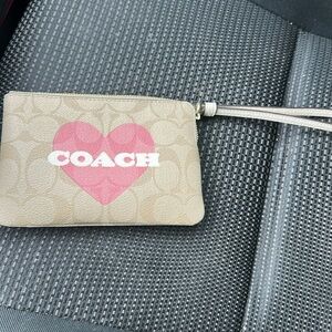 Coach

Corner Zip Wristlet In Signature Canvas With Heart Print